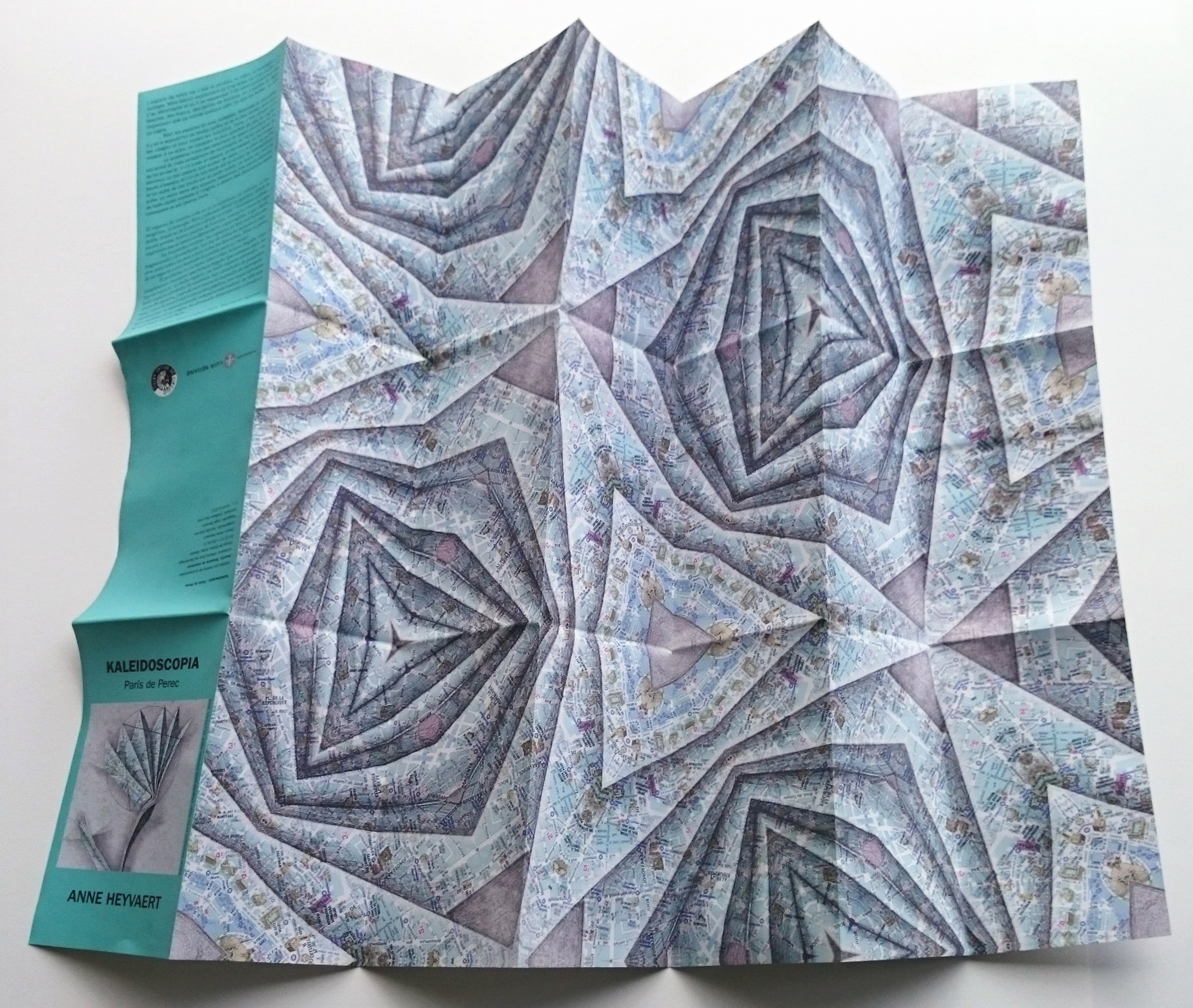 13 Mapa Kaleidoscopia 6. 2014. Impresión offset. Infografía a partir de litografía sobre mapa. Cerrado 11.5 x 20 cm. Abierto 81.6 x 61.5 cm